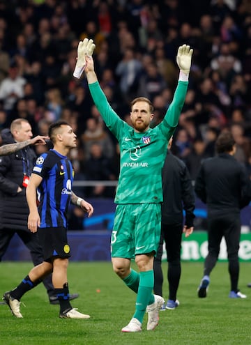 Los jugadores rojiblancos celebran la victoria y el billete a la siguiente ronda de la Champions League. En la imagen, el MVP del partido, Jan Oblak.