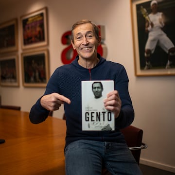 José Luis Llorente, con su libro 'Gento Real' en la redacción de AS.