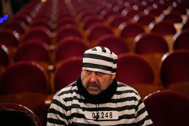 Un espectador espera el inicio del Sorteo Extraordinario de Navidad de la Lotería Nacional.