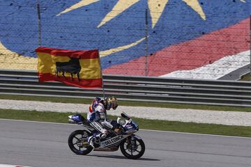 El piloto madrile?o de Moto3, Jorge Mart赤n, celebra la victoria en el Gran Premio de Sepang celebrado en el circuito de Sepang que le otroga como campe車n mundial.