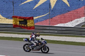 El piloto madrileño de Moto3, Jorge Martín, celebra la victoria en el Gran Premio de Sepang celebrado en el circuito de Sepang que le otroga como campeón mundial. 