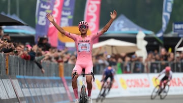 UAE Team Emirates XRG's Mexican rider Isaac Del Toro celebrates as he crosses the finish line to win the 17th stage of the 108th Giro d'Italia cycling race, 155kms from San Michele all'Adige to Bormio, on May 28, 2025. (Photo by Luca Bettini / AFP)