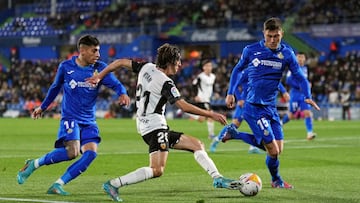 Cuenca y Olivera tratan de frenar a Bryan Gil durante el partido.