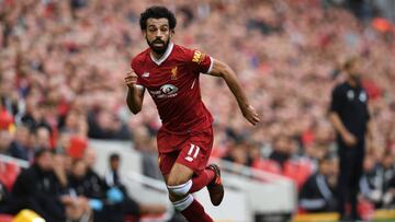 Salah, conduciendo un balón con el Liverpool.
