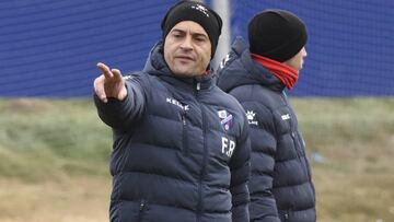 Francisco da con la tecla y piensa en el milagro