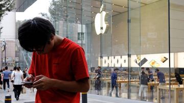 Hiromu Tanji uses his iPhone 6 Plus as he waits for the release of Apple's new iPhone 7 and 7 Plus in front of the Apple Store, in Tokyo's Omotesando shopping district, Japan September 15, 2016. REUTERS/Toru Hanai