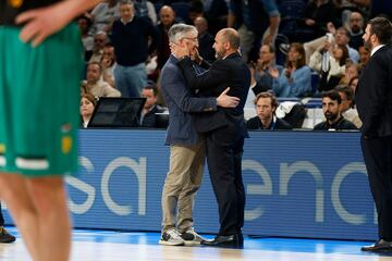 Chus Mateo, entrenador del Real Madrid, da ánimos a Moncho Fernández, del Monbus Obradoiro.