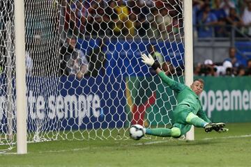 Fernando Muslera en el décimo penalti lanzado por Edison Flores que clasficó al conjunto peruano para las semifinales de la Copa América (4-5).