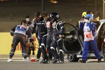 El monoplaza del piloto francés se ha incendiado tras un fuerte impacto en la curva tres del Gran Premio de Bahréin. Romain Grosjean salió por su propio pie del monoplaza. El accidente llegó tras un cambio de dirección del piloto de Haas, en el que se ha tocado con el Alpha Tauri de Kvyat.