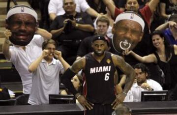 JUNIO 2014. Aficionados de los San Antonio Spurs ridiculizan con pancartas al jugador de Miami LeBron James durante las series finales de la NBA en San Antonio. 