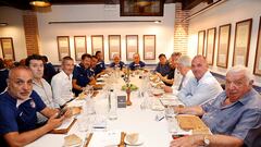 Foto de la directiva del Atlético con Simeone en la cena del cochinillo en Segovia. Conclave.