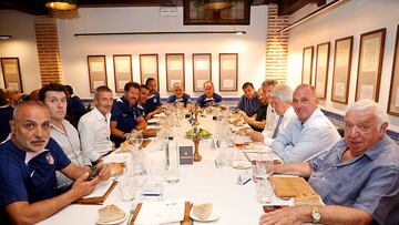 Foto de la directiva del Atlético con Simeone en la cena del cochinillo en Segovia.