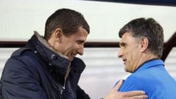 El entrenador del Eibar Jose Luis Mendilibar saluda a Javi Gracia, del Málaga.