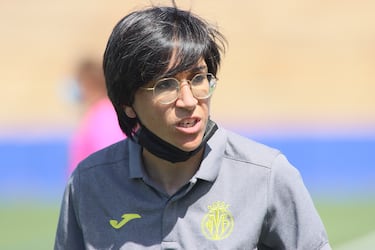 La actual entrenadora del Villarreal llegó al club en la temporada 2018/2019 y consiguió que el equipo ascendiera a Reto Iberdrola. La temporada siguiente consiguió que el club terminara en 4ª posición de reto Sur. En la temporada 2020/2021 logró un hecho histórico, ya que el Villarreal subió a Primera División por primera vez en su historia. La temporada pasada el objetico principal era mantener la categoría, hecho que consiguió, ya que el club finalizó en 12ª posición, a 6 puntos del descenso. Si bien es cierto que esta temporada no contará en sus filas con Salma Paralluelo, que ha fichado por el FC Barcelona, pero sí con 16 jugadoras de la pasada temporada, por lo que Sara Monforte tiene por delante el reto de mantener al equipo en la categoría.