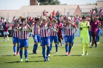 Las jugadoras del Atlético de Madrid celebran el triunfo como campeonas de la Liga Iberdrola de fútbol femenino, por primera vez en su historia.