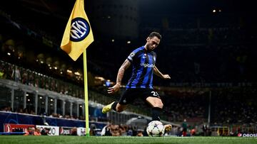 El centrocampista turco del Inter de Milán, Hakan Calhanoglu, lanza un tiro de corner.