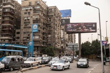 Cartelera publicitaria en la que se puede ver a los jugadores del Liverpool FC reunidos alrededor de su delantero egipcio Mohamed Salah. El cartel está colgando sobre una calle principal en el distrito occidental de Giza, en la capital egipcia.
