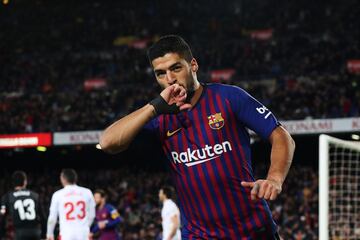 El jugador del Barcelona Luis Suárez celebra el 3-0 al Eibar.
