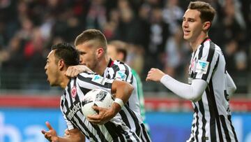 A pesar de haber fallado el fin de semana, el mediocampista mexicano se reivindicó y le dio el empate al Frankfurt de penal ante el Bremen.