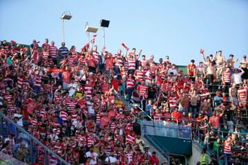 La afición volverá a dar alas al Granada. Gran imagen de la grada rojiblanca en Sevilla.