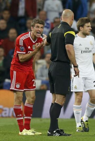 Mueller protesta al árbitro Howard Webb un posible penalti de Xabi Alonso.