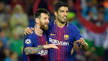 Barcelona's Argentinian forward Lionel Messi (L) and Barcelona's Uruguayan forward Luis Suarez celebrate Barcelona's French defender Lucas Digne's goal during the UEFA Champions League group D football match FC Barcelona vs Olympiacos FC at the Camp Nou stadium in Barcelona on Ocotber 18, 2017. / AFP PHOTO / LLUIS GENE