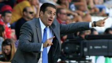 <b>NOVEL TRIUNFANTE. </b>Sandoval da instrucciones en un partido.