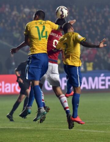 1-1. Jugada del penalti que transformó Derlis González. Thiago Silva tocó el balón con la mano.