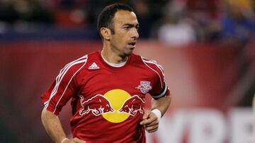 Youri Djorkaeff jugando con el New York Red Bulls.