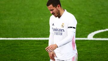 Hazard se retiró dolorido en el minuto 26 del partido ante el Alavés: sufre "molestia muscular".