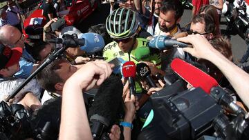 Alberto Contador atiende a los medios después de la quinta etapa del Tour de Francia con final en Le Lioran.