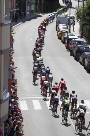 El pelotón durante la décima etapa de la Vuelta Ciclista a España 2016, con salida en la localidad de Lugones y meta en los Lagos de Covadonga,con un recorrido de 188,7 kilómetros.