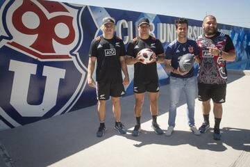 Jugadores de el equipo de rugby neozelandés All Blacks participan en una actividad extraeportiva con los jugadores de el equipo Universidad de Chile en el CDA.