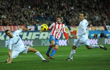 El Cholo llega al banquillo del Atlético y ve como, pese a su intención de contar con Reyes, el andaluz decide salir y regresar al Sevilla. Sin grandes dispendios, el primer refuerzo invernal para Simeone se trata de un Fran Mérida que se encontraba cedido sin excesiva participación en el Sporting de Braga. El préstamo con el club portugués se clausura en enero para tener de vuelta al centrocampista zurdo, que apenas participaría en tres encuentros de Liga saliendo desde el banquillo. En ese enero de 2012 el Atlético también anunció que compraba el pase definitivo de Pizzi, firmado en verano como cedido por el propio Sporting de Braga y que, después de acabar la temporada, fue enlazando cesiones antes de salir traspasado al Benfica.