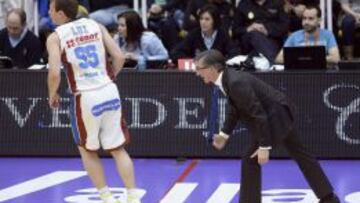 El entrenador del Bluesens Monbus Moncho Fern&aacute;ndez da instrucciones al jugador Luz.