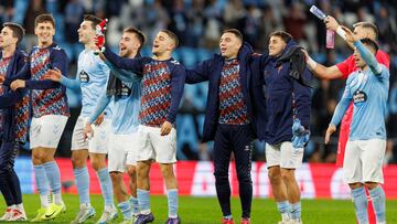 Los jugadores del Celta celebran con su afición la victoria ante la Real Sociedad.
