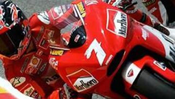 <b>CHECA, DE NUEVO ARRIBA.</b> Mejora el piloto de Ducati y firmó un excelente tiempo en el ensayo libre de este sábado.