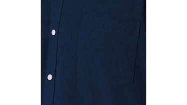 La camisa de manga corta con bolsillo que favorece a cualquier hombre por su corte y diseño