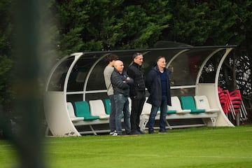 Higuera y Ceria, junto al hijo de Sebastián y el médico Toni Cruz, siguieron el entrenamiento del pasado sábado en La Albericia.