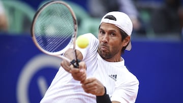 El tenista español Fernando Verdasco devuelve una bola durante su partido ante Lorenzo Sonego en el Argentina Open de Buenos Aires.