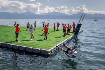 Curiosas fotografías tomadas desde el aire en la que se observa a un grupo de jugadores luchando por el balón en un campo de rugby flotante en el lago Lemán durante el Water Rugby Lausanne, un insólito torneo de tres días organizado por LUC Rugby que reunió a más de 240 jugadores en Lausana, en el oeste de Suiza.