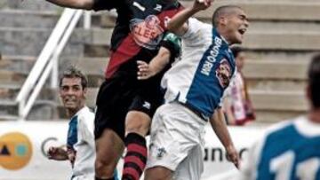 <b>LUCHA. </b>Amaya despeja un balón de cabeza ante Del Moral.