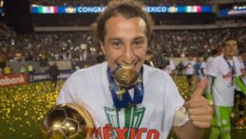 Andrés Guardado celebra el título y su trofeo individual