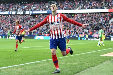 Ocupar el vacío sentimental de Fernando Torres era misión imposible, pero su dorsal cayó en manos de un Nikola Kalinic alejado de ser un delantero de máxima élite. Llegó del Milan y disputó una única campaña de rojiblanco, anotando cuatro goles en 24 partidos y alternando un papel secundario con momentos de mayor protagonismo por las necesidades arriba. La llegada de Morata en enero le relegó a un segundo plano y el verano siguiente saldría cedido a la Roma para no volver a vestir la camiseta del Atlético.