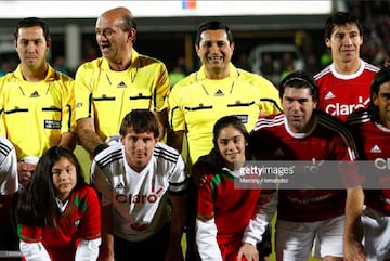 Una imagen histórica: Salas, junto a Lionel Messi, en una exhibición jugada en el estadio Nacional.