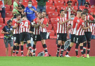 Los jugadores del Athletic Club celebran el 1-0 de Iñigo Martínez.