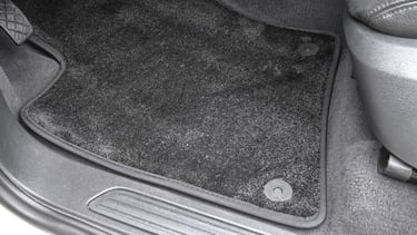 Este producto casero deja las alfombras del auto como nuevas