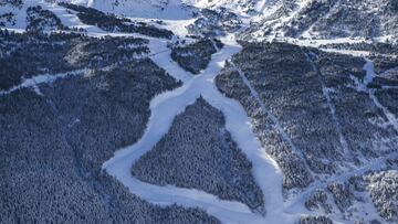 Vista a&eacute;rea del sector El Tarter, de Grandvalira, en la temporada 2021-2022 de esqu&iacute; y snowboard. 