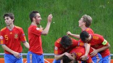 <b>GOLAZO. </b>Los compañeros felicitan a Jesé tras anotar el gol de bandera que abrió el marcador.