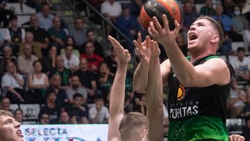 BADALONA (BARCELONA), 08/10/2022.- El alero del Joventut Badalona, Joel Parra (d), entra a canasta ante el defensor del Breogan durante el encuentro de la fase regular de la ACB disputado hoy sábado en el Palau Olimpic de Badalona. EFE/Marta Pérez.